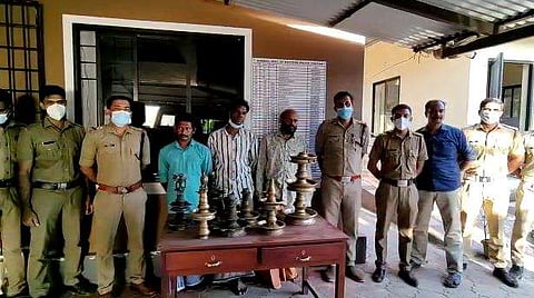 ദീപ സ്തംഭങ്ങളും ഓട്ടുവിളക്കുകളും മോഷ്ടിച്ച കേസിലെ പ്രതികളെ പിടികൂടിയപ്പോള്‍