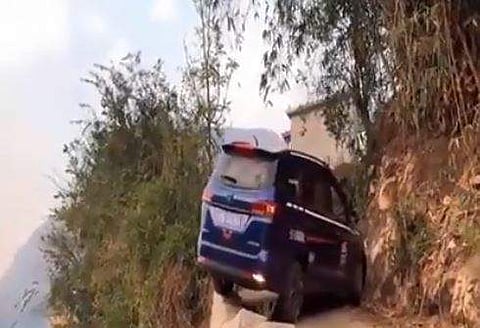 ഇടുങ്ങിയ റോഡില്‍ കാര്‍ വളയ്ക്കുന്നു