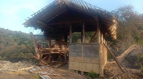 അതിരപ്പിള്ളിയിലെ കുടില്‍ കാട്ടാനകള്‍ തകര്‍ത്ത നിലയില്‍