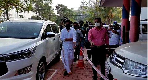 ദിലീപ് ചോദ്യം ചെയ്യലിനായി ക്രൈംബ്രാഞ്ച് ഓഫീസിലേക്ക് വരുന്നു/ വീഡിയോയിൽ നിന്ന്