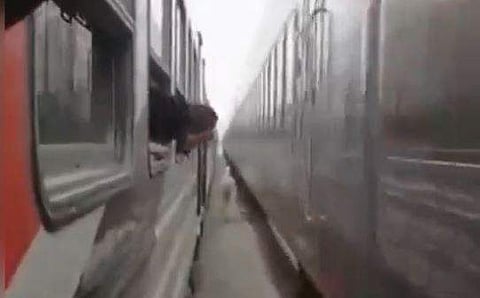 രണ്ടു ട്രെയിനുകള്‍ക്കിടയില്‍ ഓടുന്ന കുതിരയുടെ ദൃശ്യം