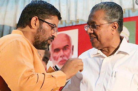 സ്വാമി സന്ദീപാനന്ദ​ഗിരി പിണറായി വിജയനൊപ്പം/ ഫെയ്സ്ബുക്ക്