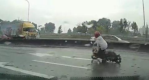 റോഡില്‍ ബൈക്ക് യാതക്കാരന്‍ തെറിച്ചുവീഴുന്ന ദൃശ്യം