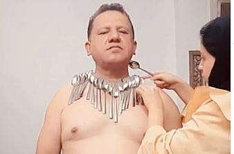 സ്പൂണുകള്‍ ദേഹത്ത് വച്ച് ബാലന്‍സ് ചെയ്യുന്ന 50കാരന്റെ ദൃശ്യം