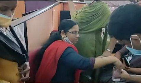 കൈക്കൂലി വാങ്ങിയ ജീവനക്കാരിയെ വിജിലന്‍സ് പിടികൂടിയപ്പോള്‍/ ടെലിവിഷന്‍ ചിത്രം