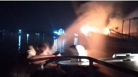 മത്സ്യബന്ധന ബോട്ടിന് തീപിടിച്ചപ്പോള്‍