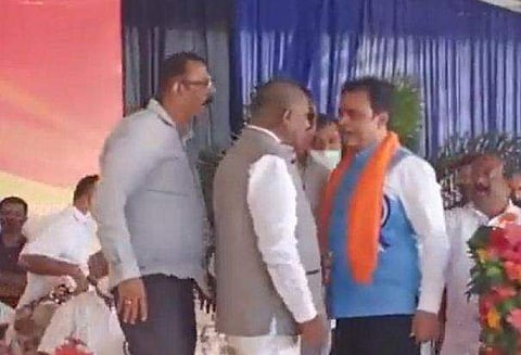 കോണ്‍ഗ്രസ് എംപിയും ബിജെപി മന്ത്രിയും പൊതുവേദിയില്‍ പരസ്പരം ഏറ്റുമുട്ടുന്നു