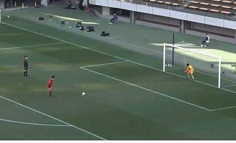 പെനാല്‍റ്റി കിക്കെടുക്കുന്ന താരം