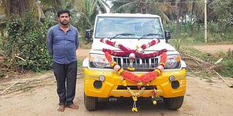 പുത്തൻ ബൊലെറോക്കൊപ്പം കെംപ​ഗൗഡ/ ഫോട്ടോ: എക്സ്പ്രസ്