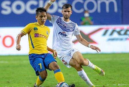 കേരള ബ്ലാസ്‌റ്റേഴ്‌സ്- ബംഗളൂരു എഫ്‌സി മത്സരത്തിനിടെ ചിത്രം ട്വിറ്റര്‍