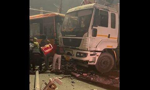 നിയന്ത്രണം നഷ്ടപ്പെട്ട ഇലക്ട്രിക് ബസ് ട്രക്കില്‍ ഇടിച്ചുകയറിയ നിലയില്‍