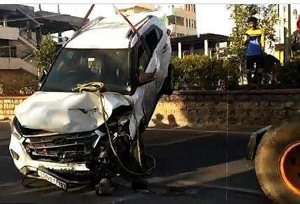 അപകടത്തില്‍പ്പെട്ട കാര്‍ ജെസിബി ഉപയോഗിച്ച് ഉയര്‍ത്തുന്നു