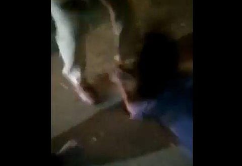 ഭിന്നശേഷിക്കാരിയെ ബൂട്ടിട്ട കാല്‍ കൊണ്ട് ചവിട്ടുന്ന പൊലീസുകാരന്‍