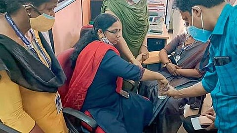 കൈക്കൂലി വാങ്ങുന്നതിനിടെ പിടിയിലായ എല്‍സി