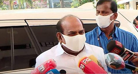 കോടിയേരി മാധ്യമങ്ങളോട് സംസാരിക്കുന്നു/ ടെലിവിഷൻ ചിത്രം