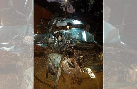 അപകടത്തില്‍ തകര്‍ന്ന കാര്‍