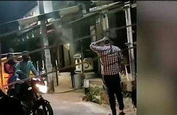 ഓട്ടോറിക്ഷയെ ഗേറ്റിനുള്ളിലാക്കി പൂട്ടുന്ന ദൃശ്യം