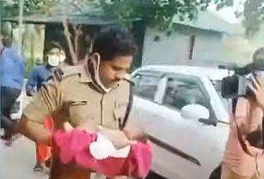 തട്ടിക്കൊണ്ടുപോയ കുഞ്ഞിനെ കണ്ടെത്തി തിരികെ എത്തിക്കുന്നു, ടെലിവിഷന്‍ ദൃശ്യം