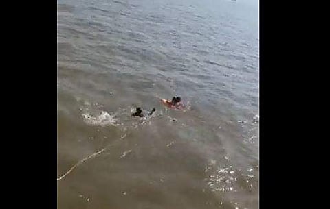 കടലില്‍ വീണ വിദേശ വനിതയെ രക്ഷിക്കുന്ന ദൃശ്യം, എഎന്‍ഐ