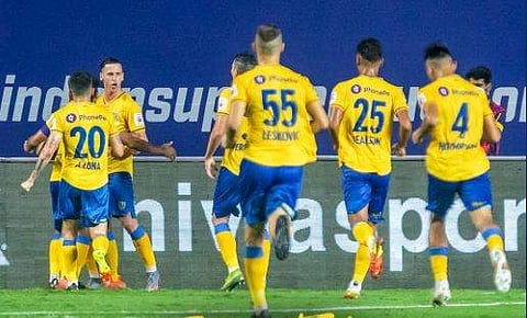 ഗോള്‍ നേടിയ സ്പാനിഷ് സ്‌െ്രെടക്കര്‍ അല്‍വാരോ വാസ്‌ക്വസിനെ അഭിനന്ദിക്കുന്ന സഹതാരങ്ങള്‍