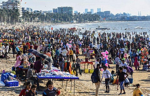 മുംബൈ ജുഹു ബീച്ചിലെ ആള്‍ക്കൂട്ടം