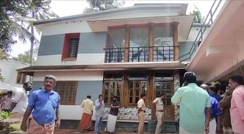 വീട്ടില്‍ പൊലീസ് പരിശോധന നടത്തുന്നു/ ടെലിവിഷന്‍ ചിത്രം