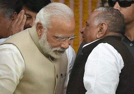 പ്രധാനമന്ത്രി നരേന്ദ്രമോദിക്കൊപ്പം മുലായം/പിടിഐ