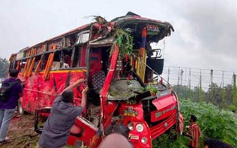 അപകടത്തില്‍ തകര്‍ന്ന ടൂറിസ്റ്റ് ബസ്/പിടിഐ