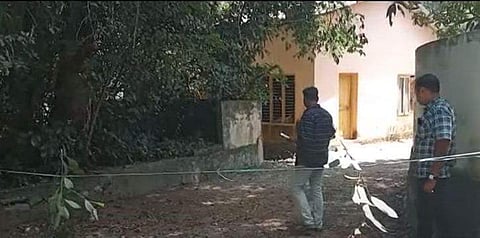 നരബലി നടന്ന സ്ഥലത്ത് പൊലീസ് പരിശോധന നടത്തുന്നു/ ടിവി ദൃശ്യം