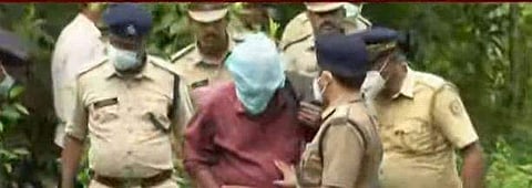 പ്രതി ഷാഫിയെ തെളിവെടുപ്പിനായി കൊണ്ടുവന്നപ്പോള്‍/ ടിവിദൃശ്യം