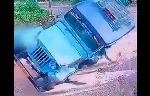 നിയന്ത്രണം വിട്ട് ജീപ്പ് മറിയുന്ന ദൃശ്യം