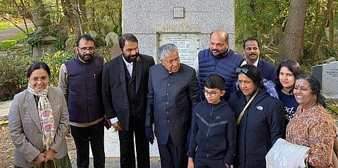 മുഖ്യമന്ത്രിയും മന്ത്രിമാരും കുടുംബാംഗങ്ങളും കാറല്‍ മാർക്സിന്റെ ശവകുടീരത്തില്‍/ ഫെയ്‌സ്ബുക്ക്‌