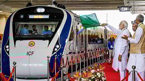 ഗുജറാത്തില്‍നിന്ന് ഹിമാചല്‍ പ്രദേശിലേക്കുള്ള വന്ദേഭാരത് ട്രെയിൻ മോദി ഫ്ലാ​ഗ് ഓഫ് ചെയ്യുന്നു/ പിടിഐ