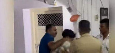 വിദ്യാര്‍ത്ഥിയെ മര്‍ദ്ദിക്കുന്നു/ വീഡിയോ ദൃശ്യത്തില്‍ നിന്ന്‌