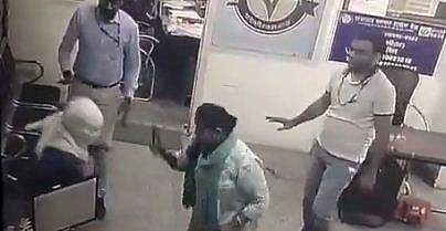 കവര്‍ച്ചക്കാരനെ ധീരമായി നേരിടുന്ന വനിതാ മാനേജര്‍