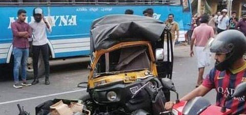 അപകടത്തില്‍പ്പെട്ട ഓട്ടോറിക്ഷ