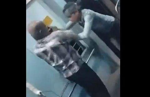 ട്രെയിനില്‍ യുവാവും മറ്റൊരു യാത്രക്കാരനും തമ്മിലുള്ള മല്‍പ്പിടിത്തത്തിന്റെ ദൃശ്യം