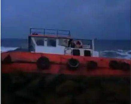 അപകടത്തില്‍പ്പെട്ട ടഗ് ബോട്ട്/ ടിവി ദൃശ്യം