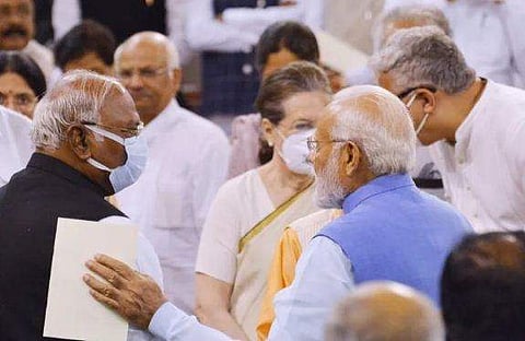 പ്രധാനമന്ത്രി നരേന്ദ്ര മോദി, മല്ലികാര്‍ജുന്‍ ഖാര്‍ഗെ, സോണിയ ഗാന്ധി/ഐഎഎന്‍എസ്‌