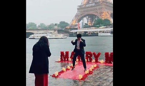 വിവാഹാഭ്യര്‍ത്ഥന നടത്തുന്ന യുവാവിന്റെ ദൃശ്യം