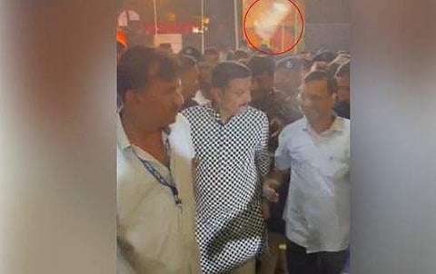 കെജരിവാളിന് നേരെ പ്ലാസ്റ്റിക് കുപ്പിയെറിയുന്നതിന്റെ വീഡിയോ ദൃശ്യം