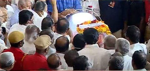 കോടിയേരിക്ക് പിണറായി വിജയന്‍ അടക്കമുള്ളവര്‍ അന്ത്യാഭിവാദ്യം അര്‍പ്പിക്കുന്ന ദൃശ്യം, സ്‌ക്രീന്‍ഷോട്ട്