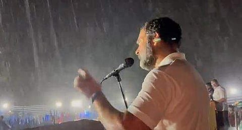 കനത്തമഴയിലും പ്രസംഗം തുടരുന്ന രാഹുല്‍, സ്‌ക്രീന്‍ഷോട്ട്