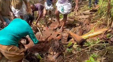 ബലിത്തറകള്‍ സിപിഎം പ്രവര്‍ത്തകര്‍ പൊളിച്ചു നീക്കുന്നു/ ടിവി ദൃശ്യം