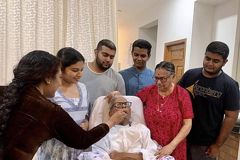 വിഎസ് അച്യുതാനന്ദന്റെ 99ാം ജന്മദിനാഘോഷം/ മകന്‍ അരുണ്‍ കുമാര്‍ സാമൂഹികമാധ്യമത്തില്‍ പങ്കുവച്ചത്