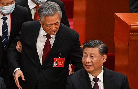 ഹു ജിന്റാവോയെ പുറത്തേക്കു കൊണ്ടുപോവുന്നു, ഷി ജിന്‍പിങ് സമീപം/എഎഫ്പി