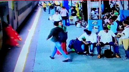 ഓടുന്ന ട്രെയിനില്‍ നിന്ന് ചാടി ഇറങ്ങാന്‍ ശ്രമിക്കുന്നതിനിടെ സ്ത്രീ വീഴുന്ന ദൃശ്യം