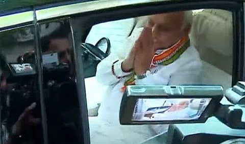 വിഎസ്അച്യുതാനന്ദനെ സന്ദര്‍ശിക്കാന്‍ ഗവര്‍ണര്‍ വീട്ടിലെത്തിയപ്പോള്‍