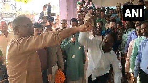 ഭൂപേഷ് ബാഗേലിനെ ചാട്ടവാറ് കൊണ്ടടിക്കുന്ന വീഡിയോ ദൃശ്യം