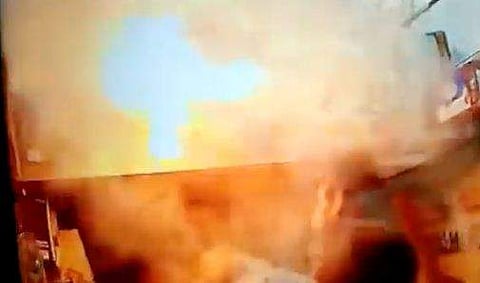 മൊബൈല്‍ ഫോണ്‍ നന്നാക്കുന്നതിനിടെ നടന്ന പൊട്ടിത്തെറിയുടെ ദൃശ്യം